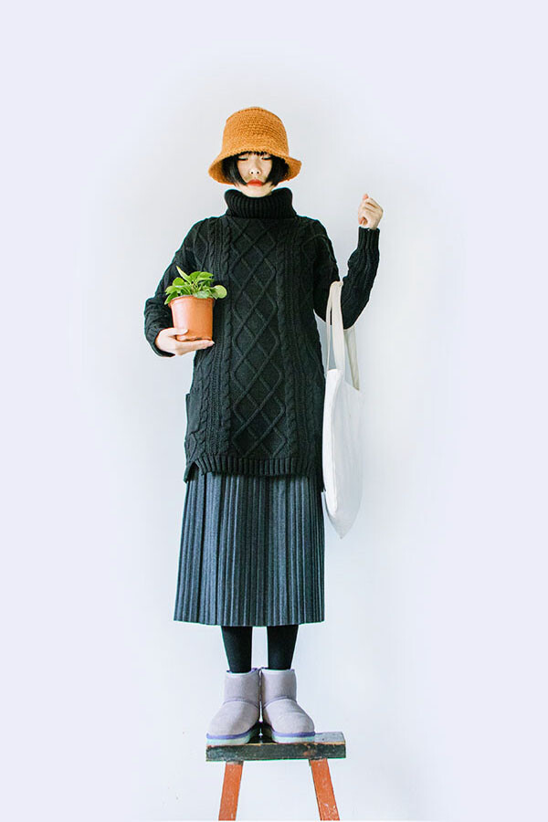 黑色高领麻花毛衣搭配百褶裙,非常适合初冬-堆