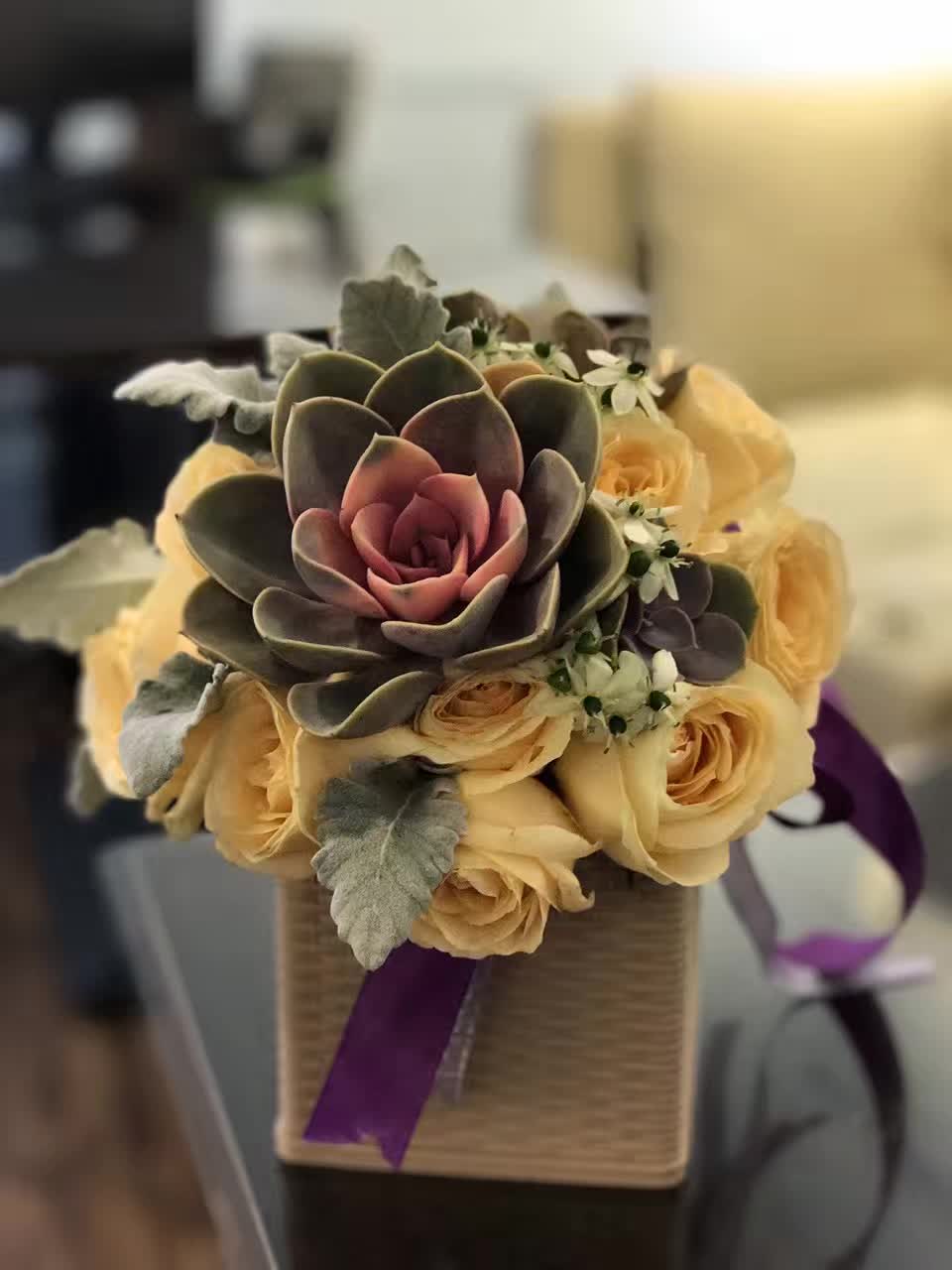 为爱人婚纱照准备的多肉手捧花.