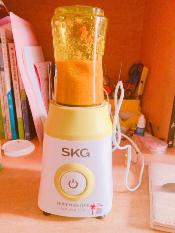 SKG便携榨汁机,购于京东。学生党宿舍用的…