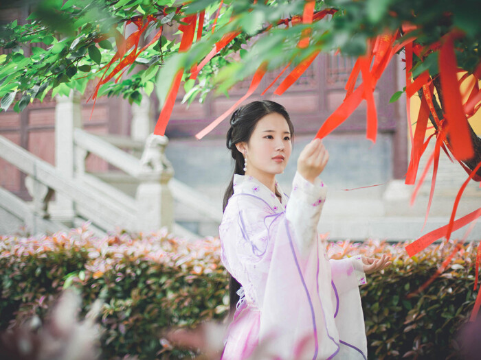 姻缘树下，红绸几段?