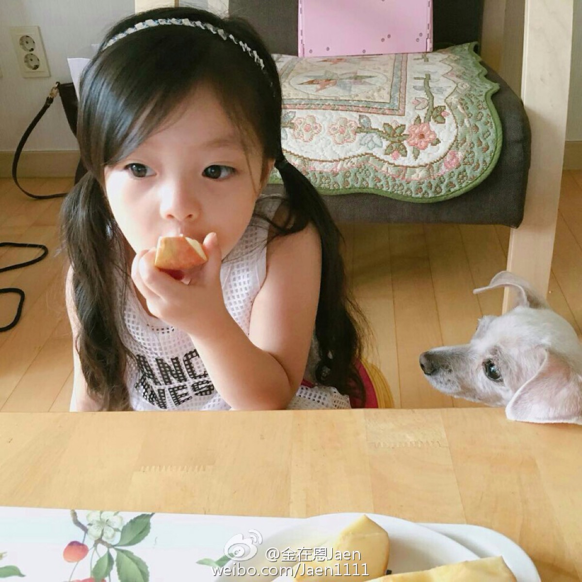 梨涡妹妹金在恩jaen,中日混血宝宝,小梨涡笑起来很可爱,微笑天使萝莉