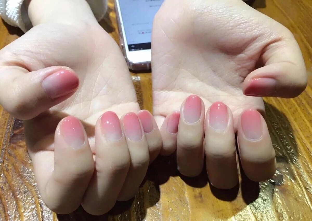 指尖艺术 美甲控 甲片渐变 简约美甲图 简单美甲教程 法式美甲 原创