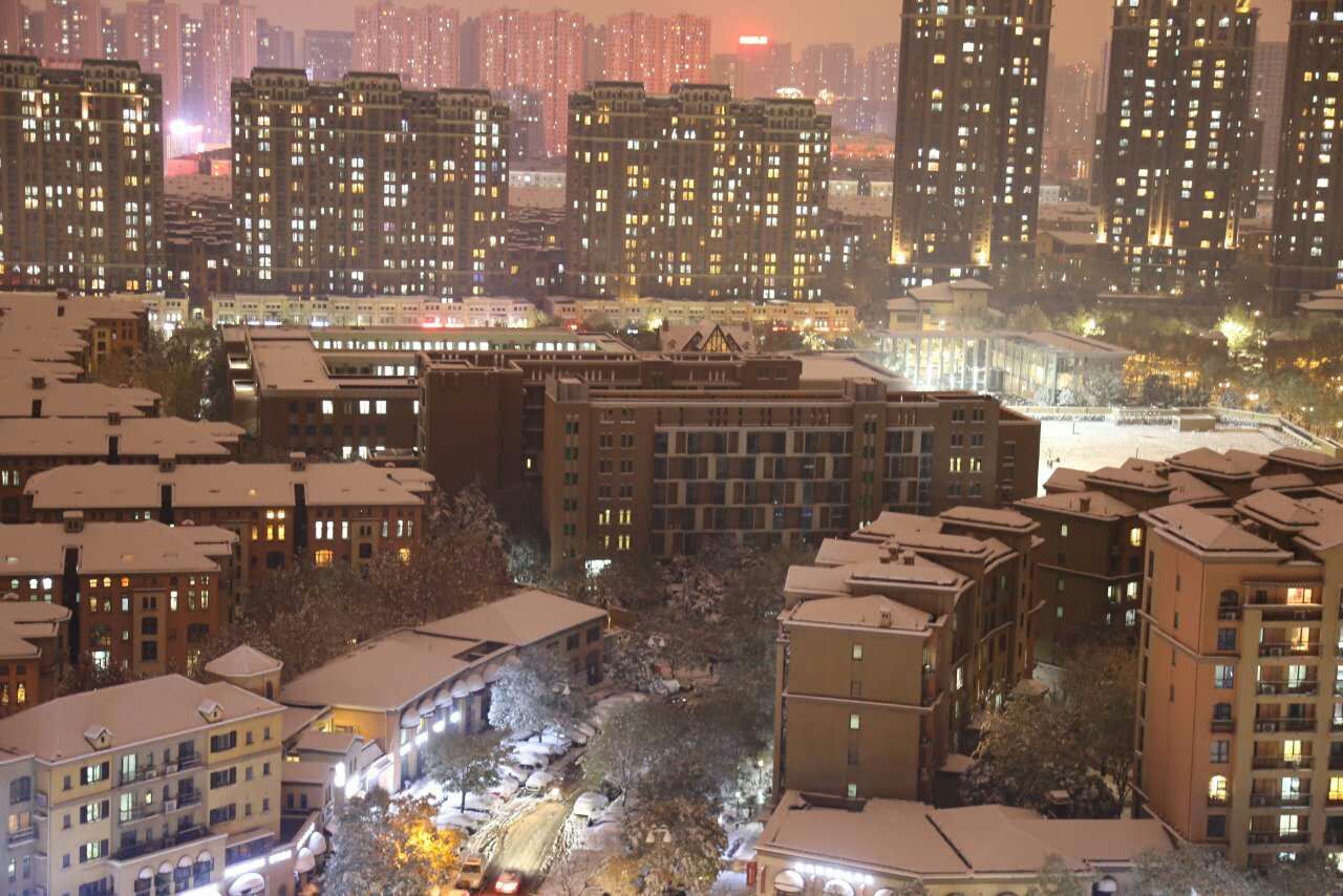 夜晚雪景 小城风范