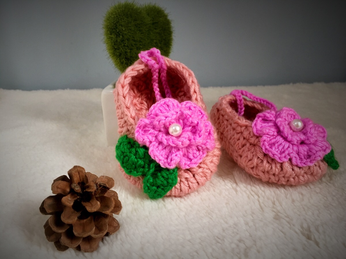 妈妈手工编织婴儿鞋