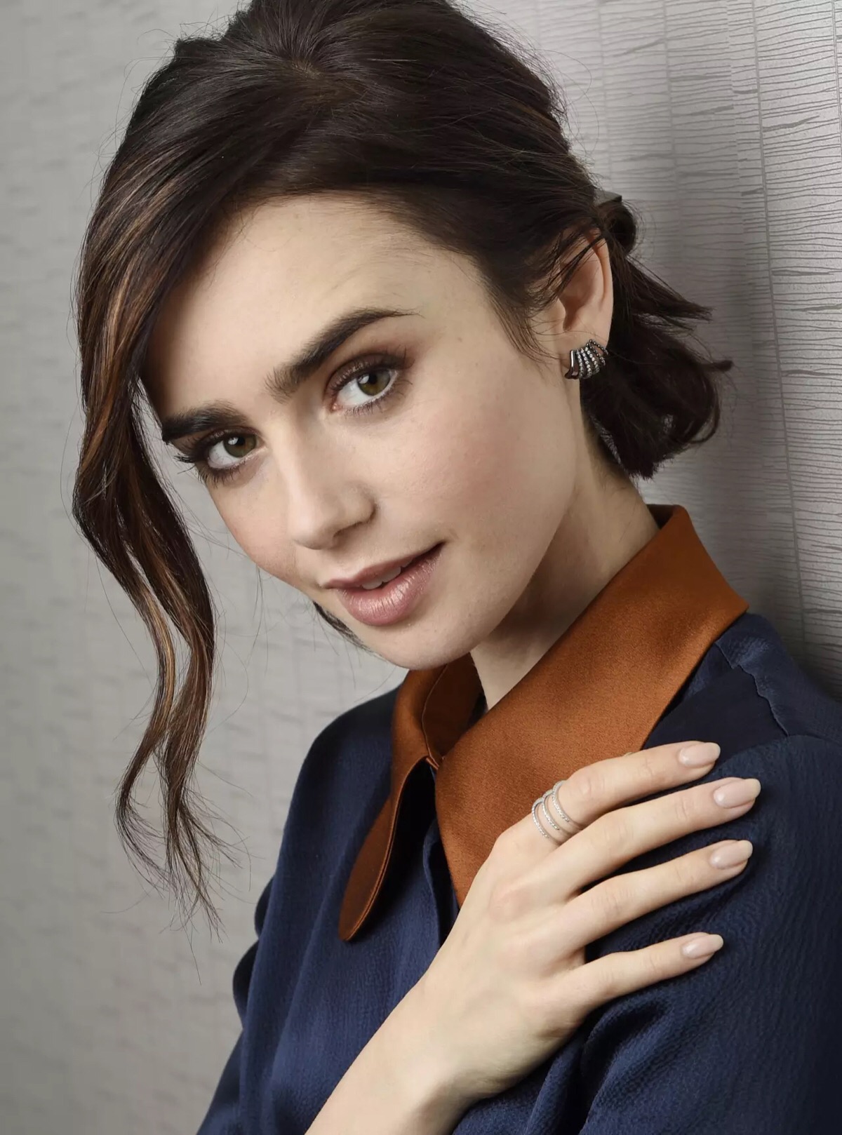 柯林斯(lily collins),1989年3月18日出生于英国,英国裔美国演员