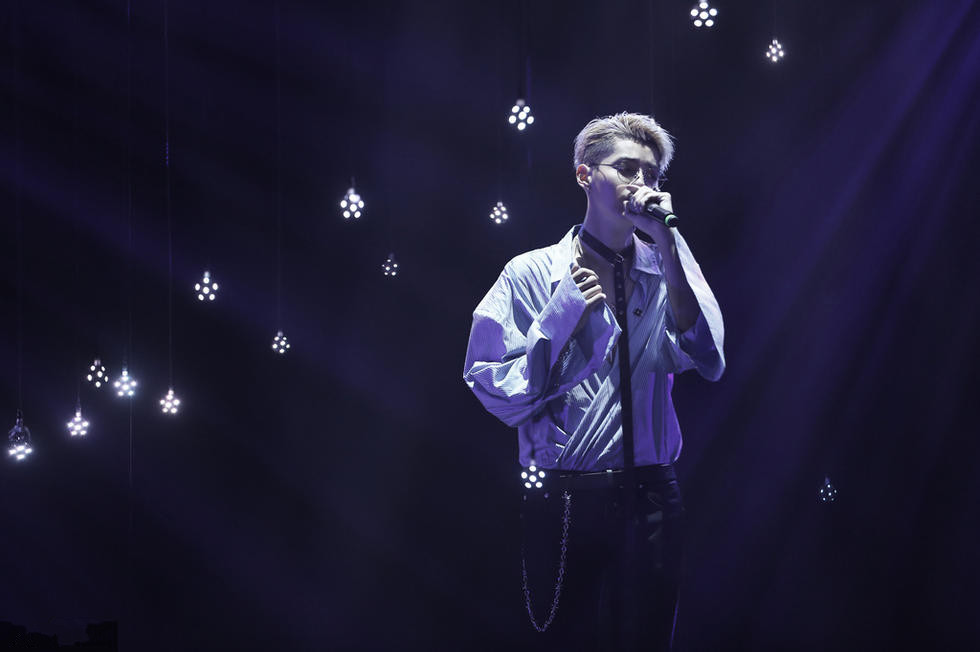 吴亦凡26岁生日,现场唱歌 吴亦凡高清壁纸