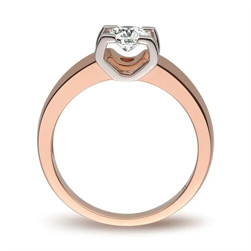 钻戒多作为订婚戒指,由男方赠送给女方作为…