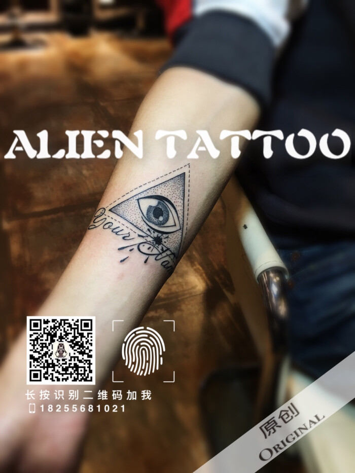 原创点刺上帝之眼泼墨英文纹身