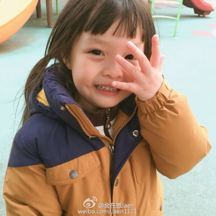 微笑天使萝莉,乖巧又搞怪(进入专辑:混血萌娃/头像集e)收藏本专辑或者