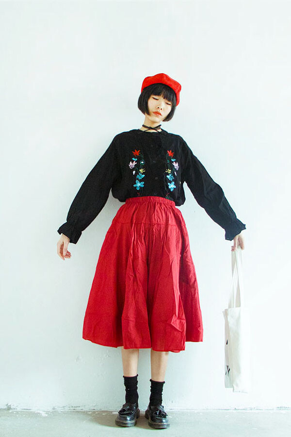 刺绣喇叭袖衬衫,搭配红色百褶裙,经典的黑…-堆
