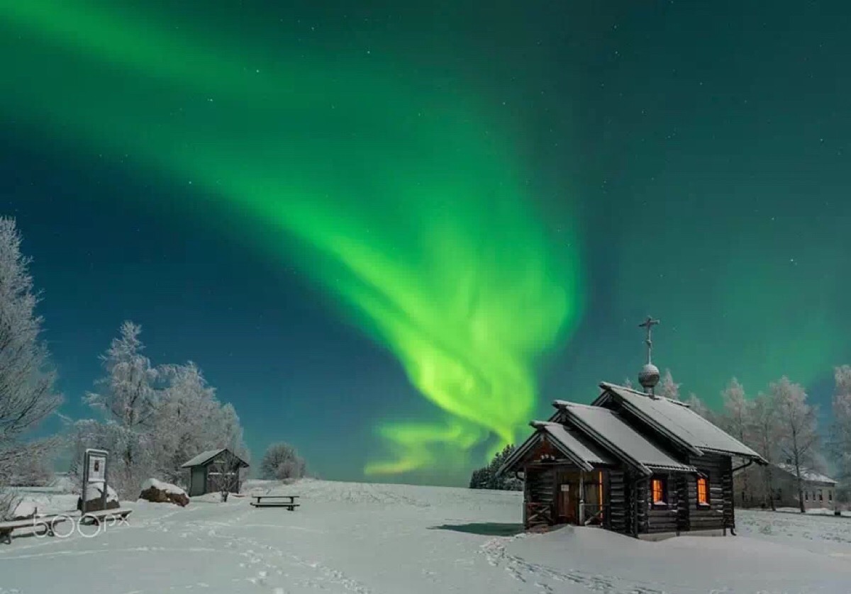 据传,圣诞老人的故乡在 lapland .