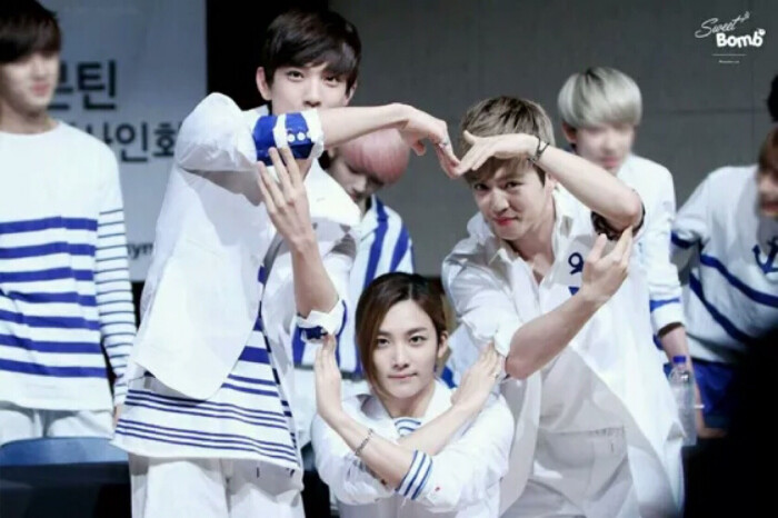 seventeen 洪知秀joshua(左)尹净汉jeonghan(中)崔升澈s.