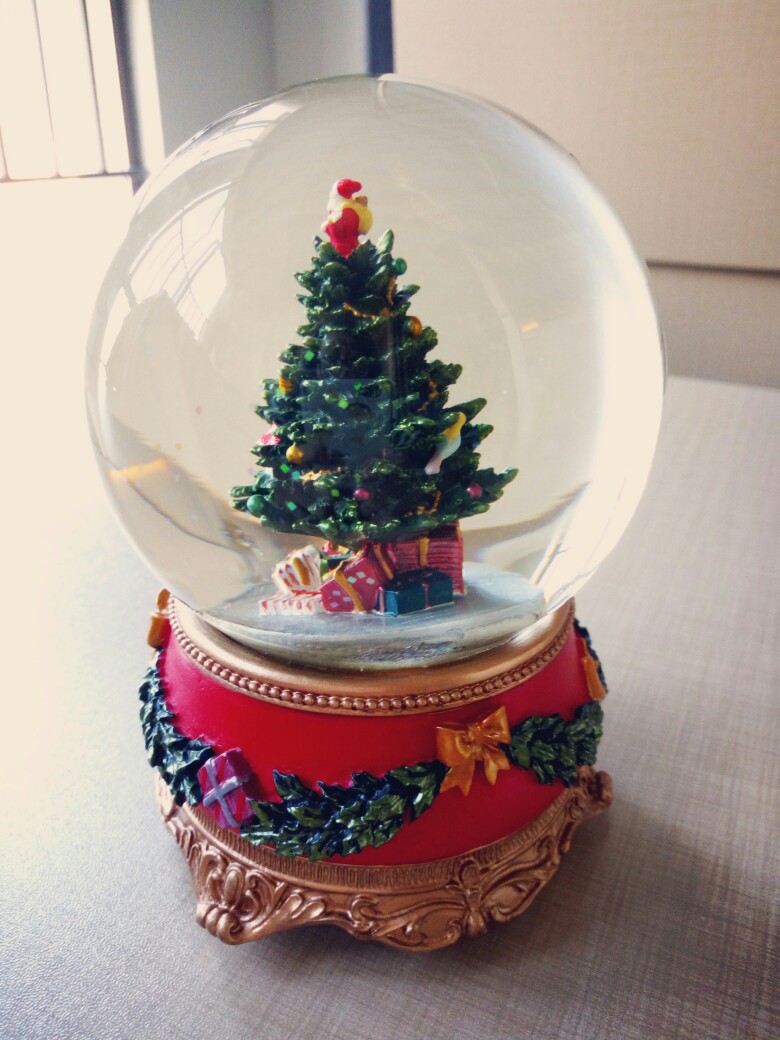 圣诞树水晶球音乐盒