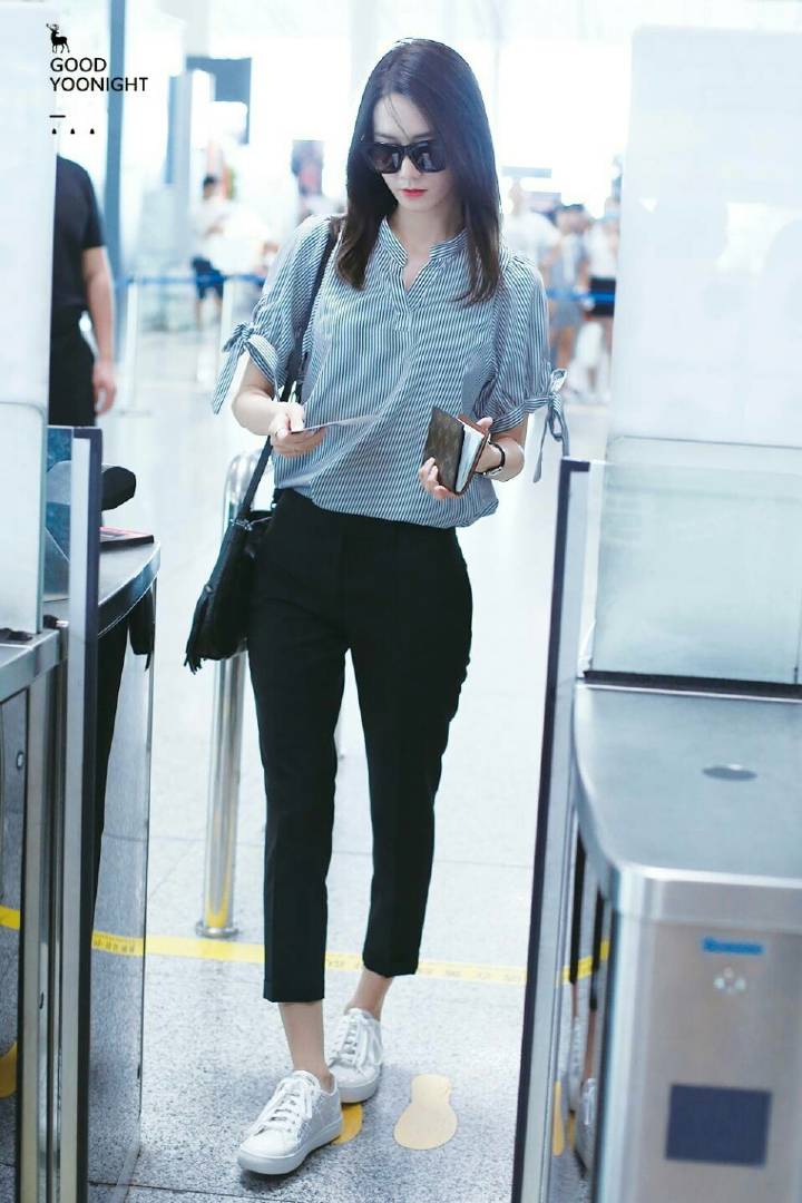 林允儿机场私服