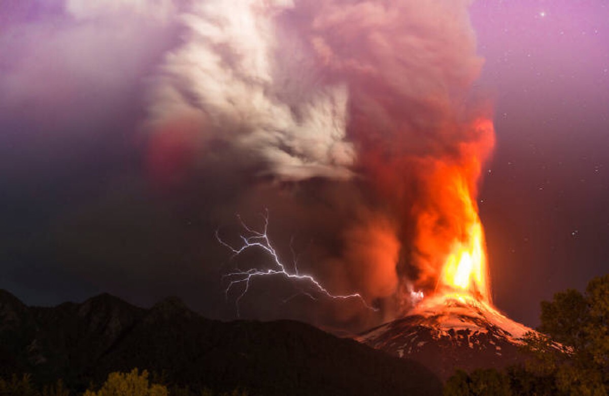 「智利摄影师francisco negroni捕捉到的闪电与喷发的火山碰撞和交缠