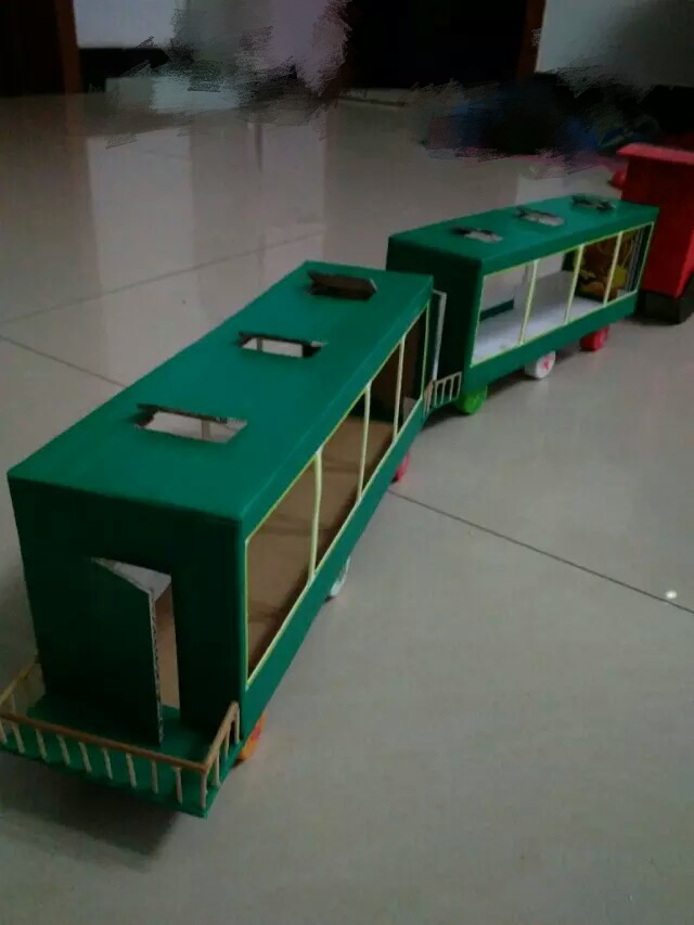 纸板做的绿皮小火车.