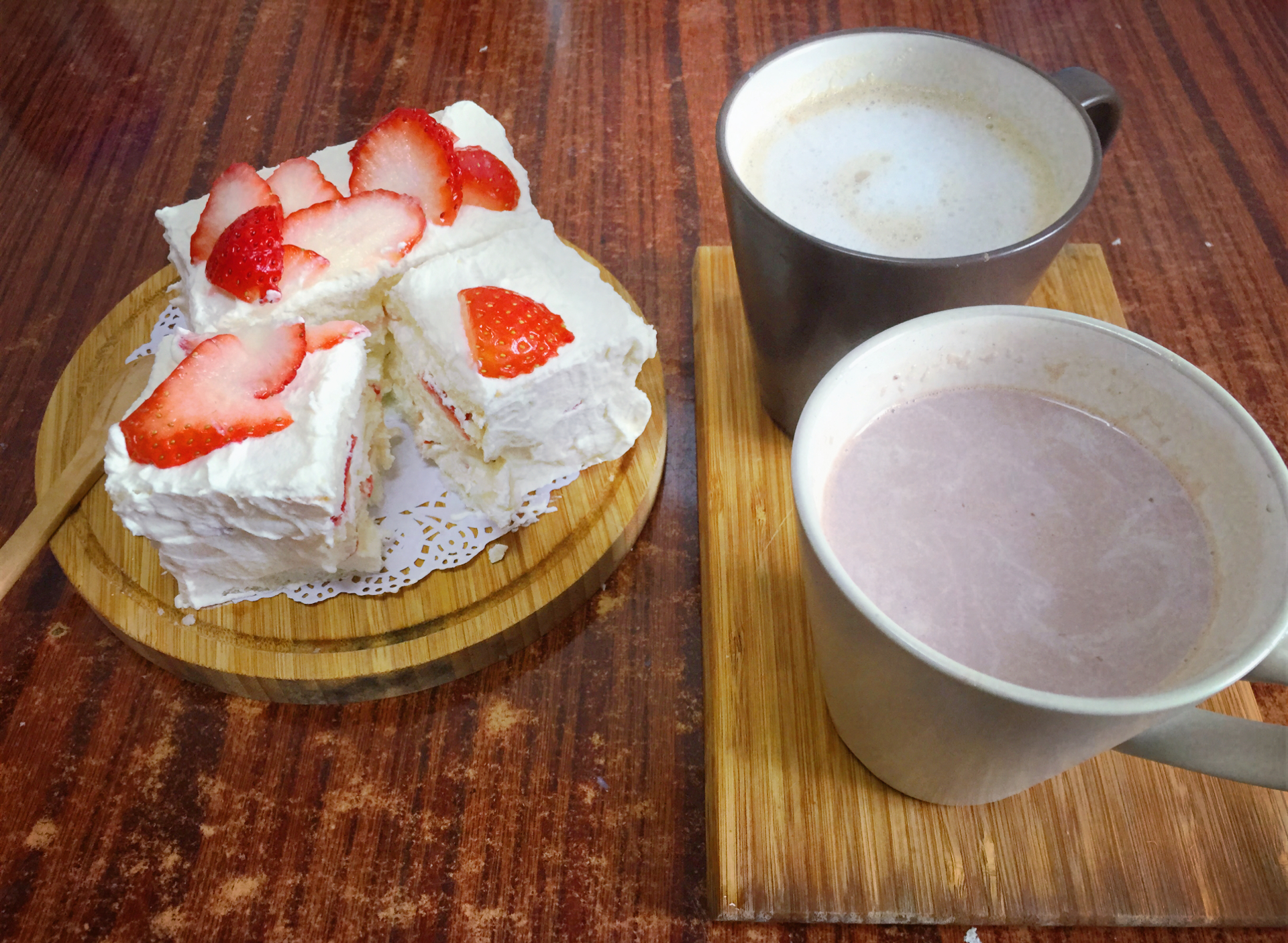 今日早餐:草莓奶油小方 热巧&咖啡