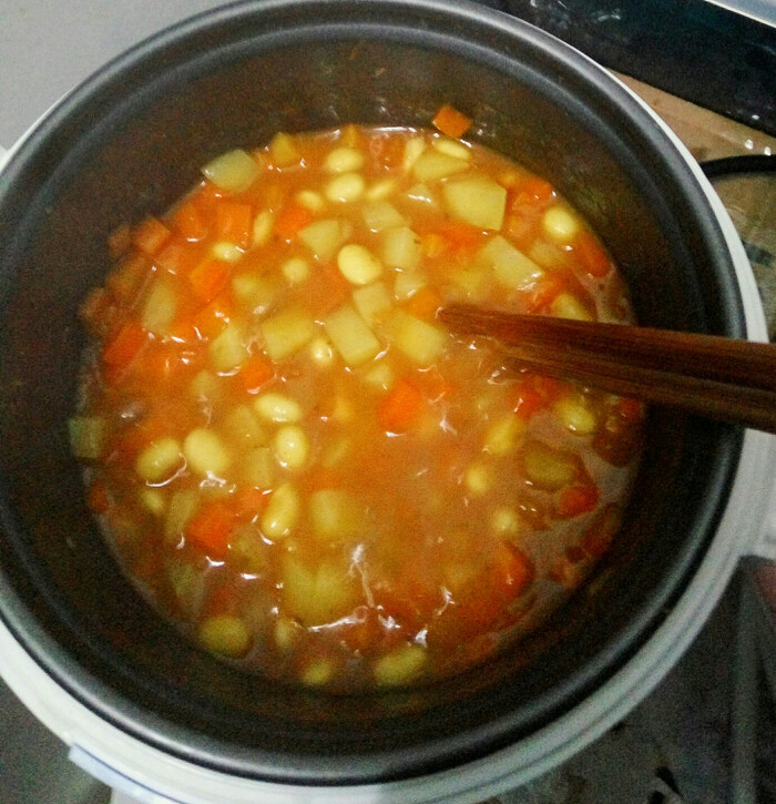 咖喱土豆胡萝卜,再加入黄豆