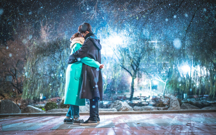 《举重妖精金福珠》唯美雪中亲吻高清壁纸