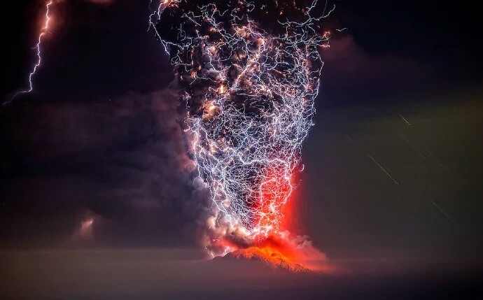 闪电与喷发的火山碰撞和交缠的瞬间.敬畏大自然的力量,太炫酷了!