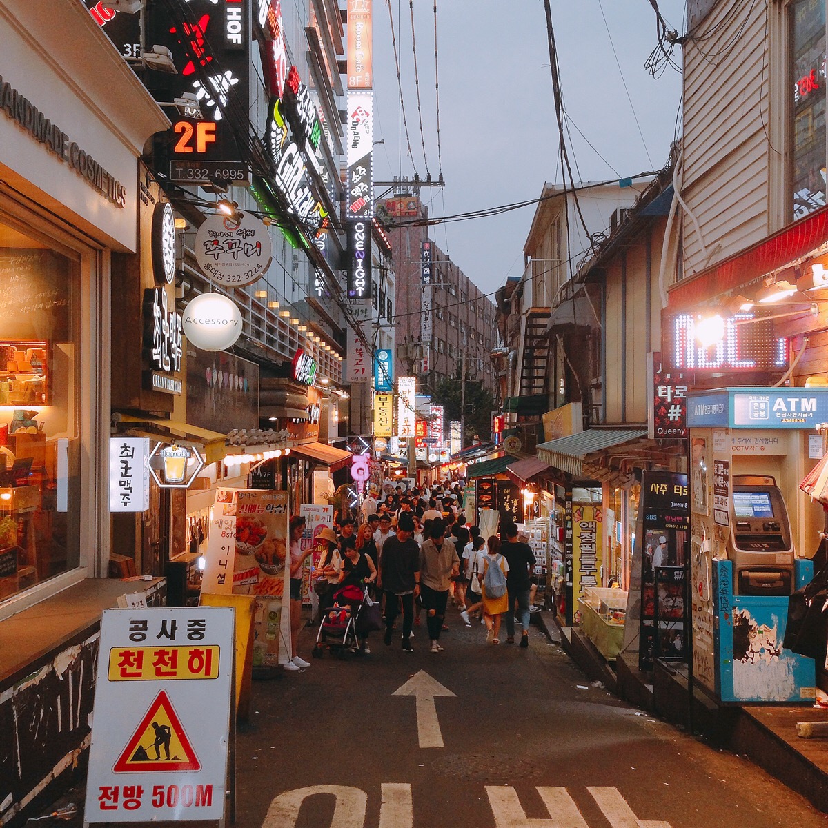 韩国这样的街头还挺多的,也是特色吧.
