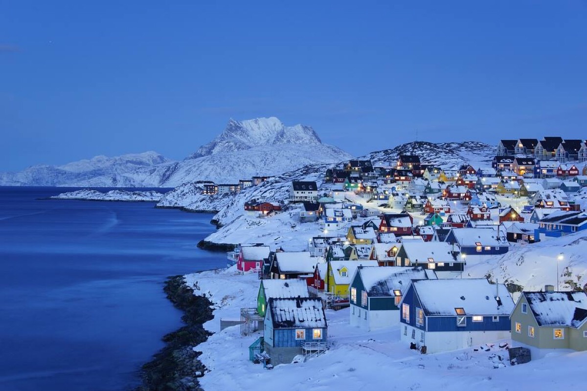都市名称在格陵兰语中为"岬角"之意.