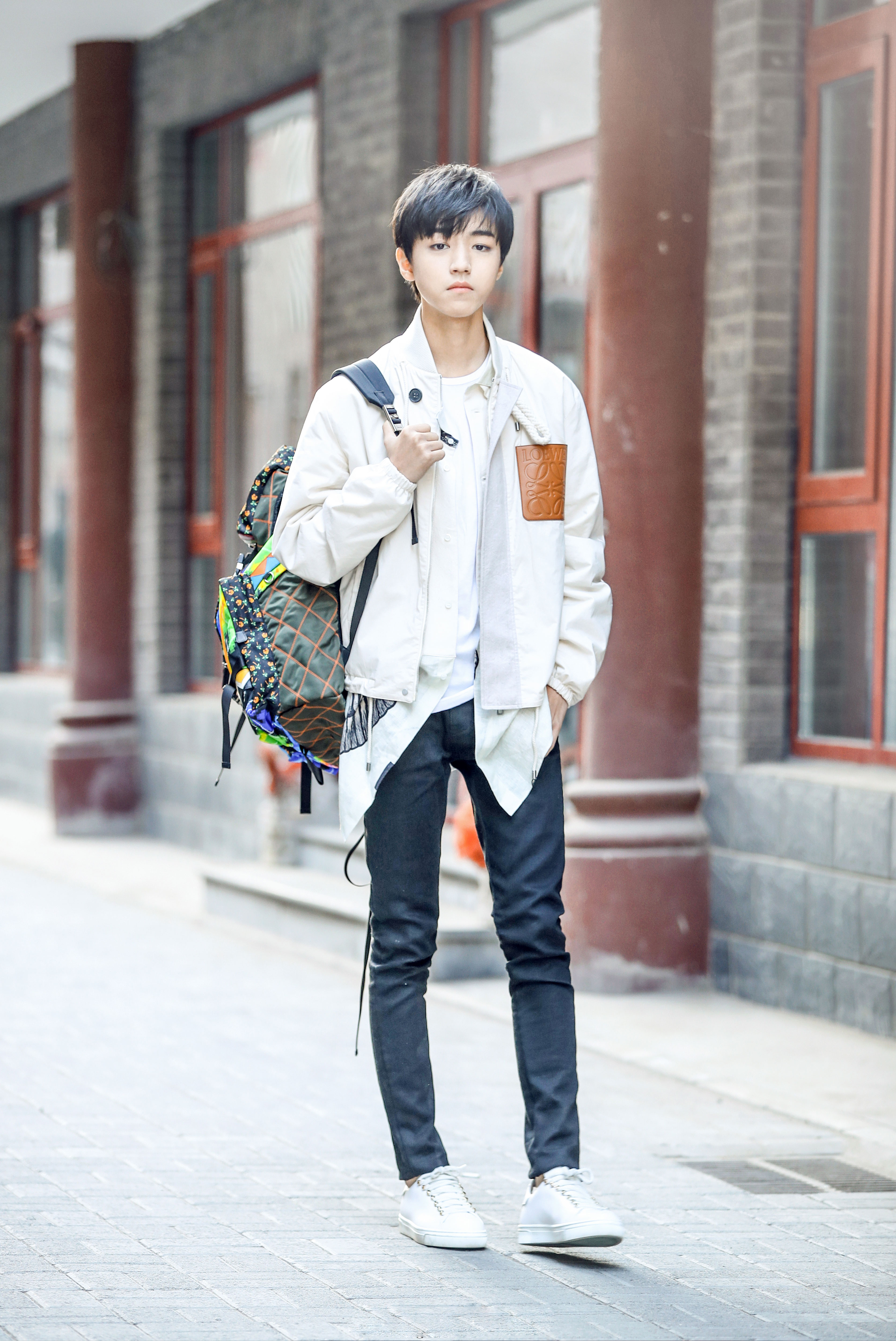 王俊凯身穿loewe白色夹克搭配prada背包拍摄了一组街拍大片叠搭穿法