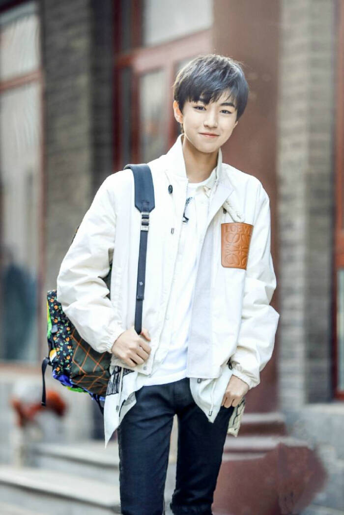 [cp]#王俊凯# @tfboys-王俊凯 曝光一组休闲街拍.