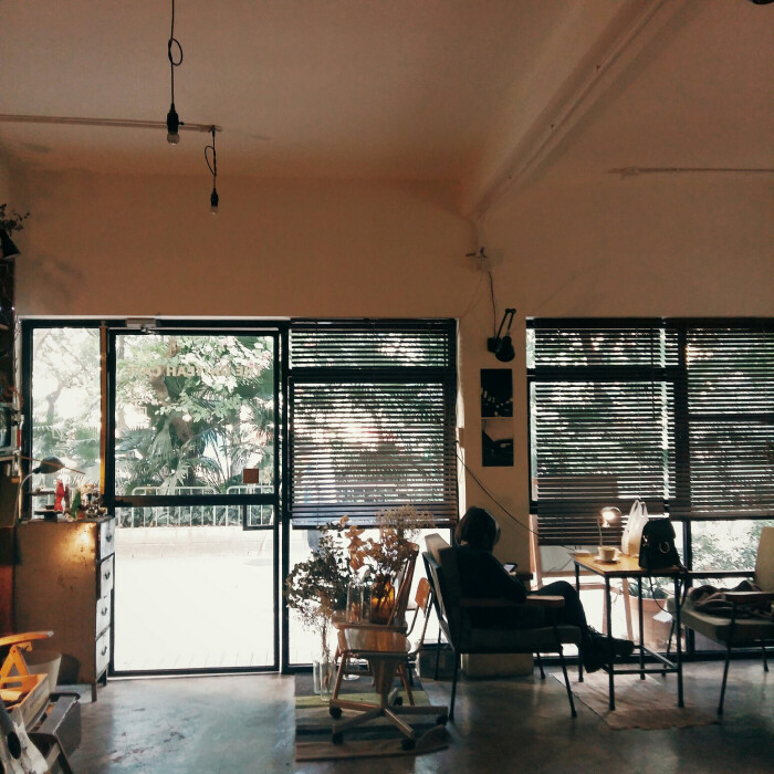 oh!冶cafe 做在窗边,喝咖啡,偶尔望下窗外的风景,悠哉悠哉.