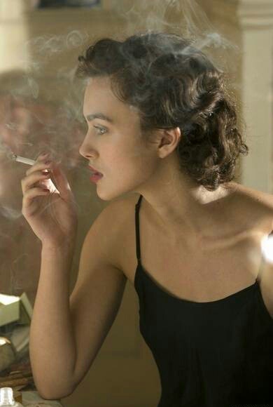 奈特莉 抽烟的女人很有魅力啊