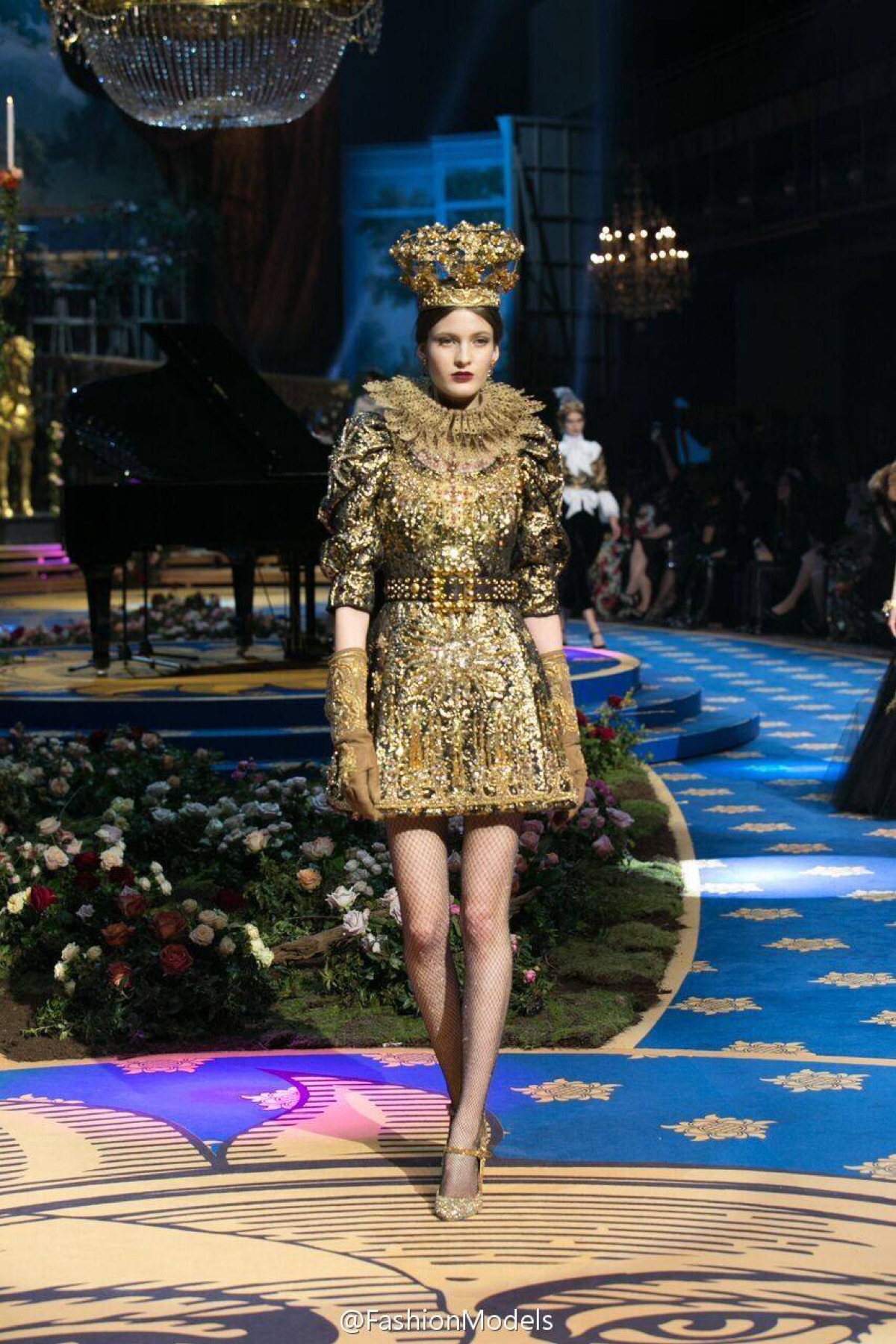 dolce gabbana alta moda s/s 2017:华丽宫廷风与宗教元素,金灿灿的