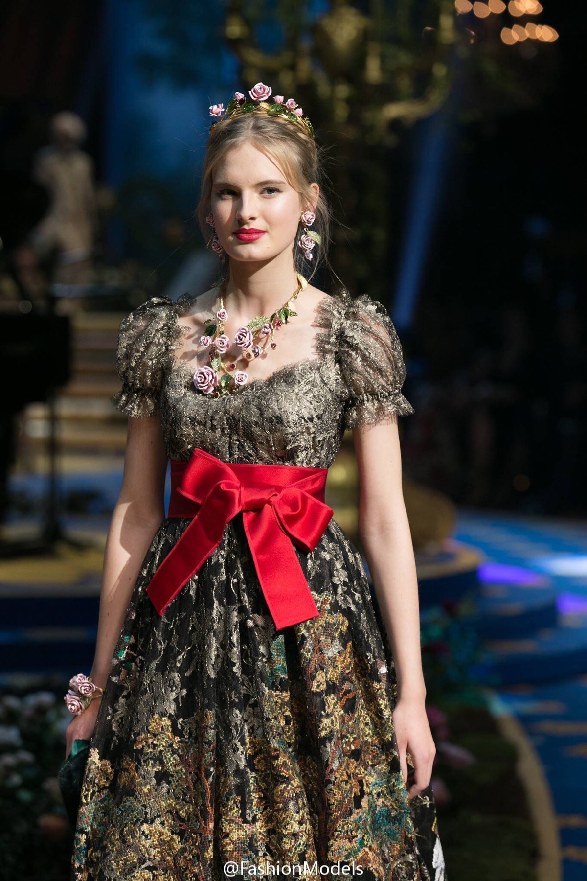 gabbana alta moda s/s 2017:华丽宫廷风与宗教元素,金灿灿的杜嘉班纳