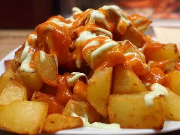 辣味番茄酱拌炸土豆块(patatas bravas)