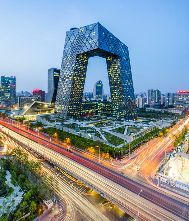 中央电视台总部大楼,位于北京商务中心区,造型奇特,结构新颖
