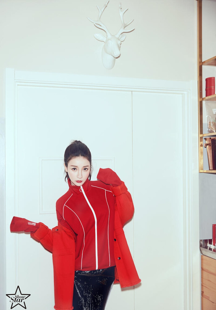 【柳岩穿雨衣披斗篷5套时尚look摩登前卫】…