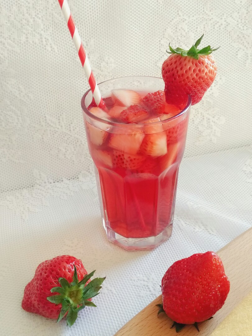 草莓,洛神花茶配草莓