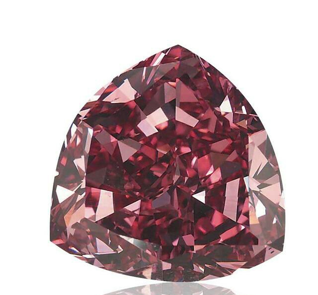 穆萨耶夫红最著名的红钻石它在1990年在巴西被发现,被切成三角形,拥有