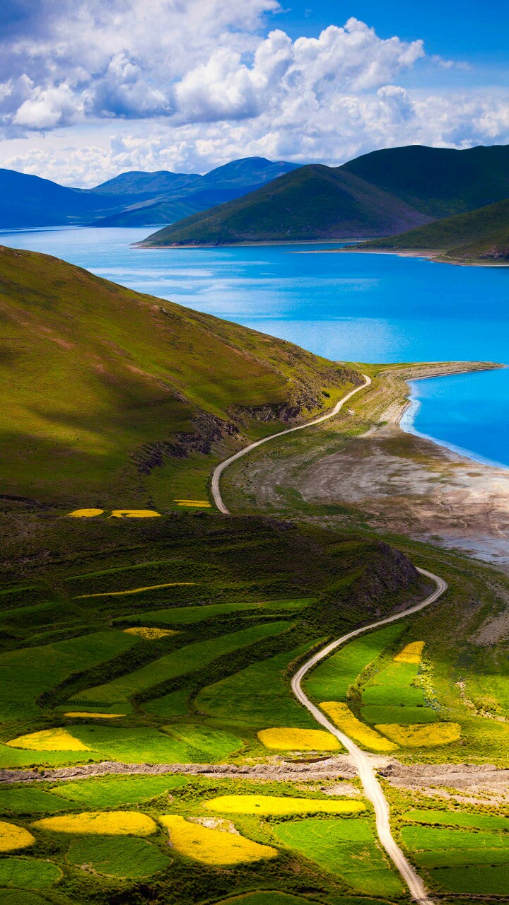 羊卓雍措,是西藏三大圣湖之一,湖面平静,一片翠蓝,仿佛如山南高原上的