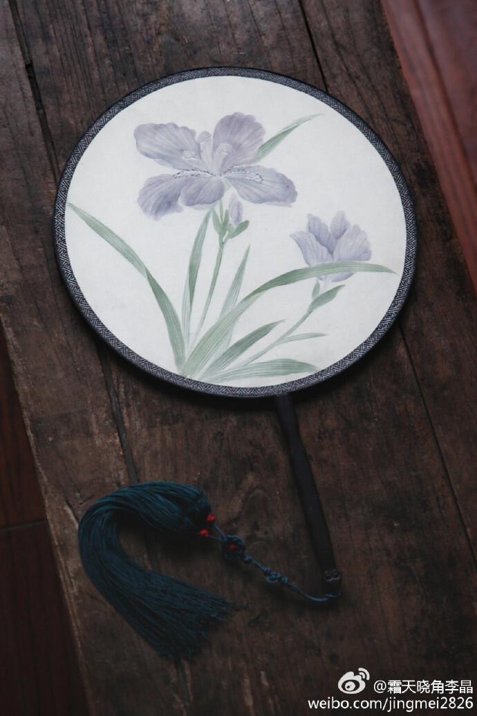 团扇# 三款手绘团扇,分别绘制菊花,梨花和鸢尾.扇面直径皆约27厘米.