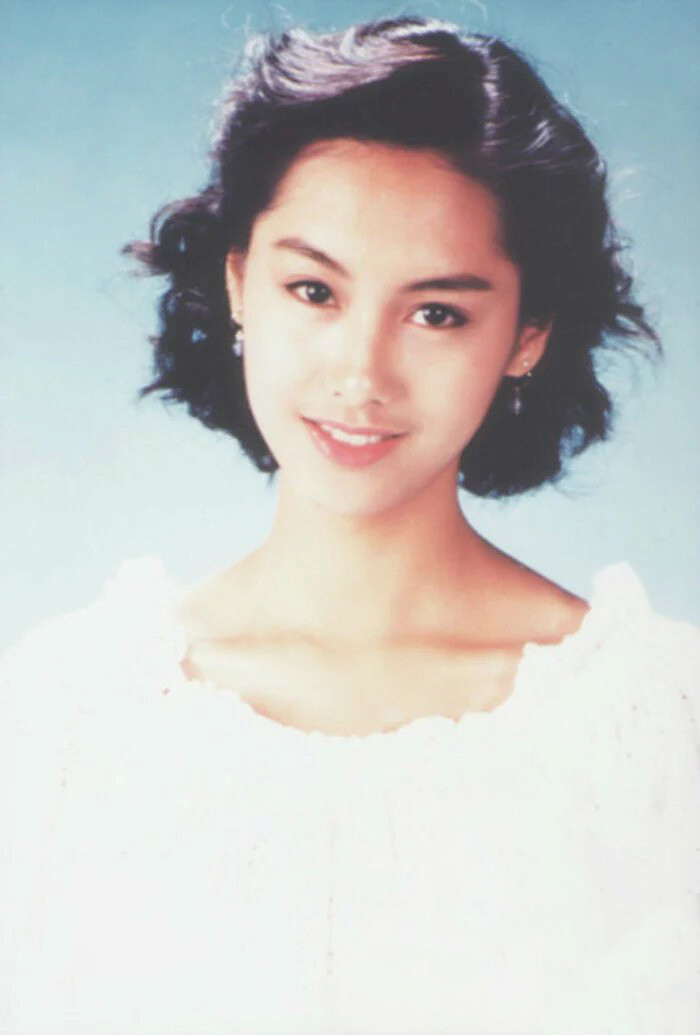 朱茵,1971年10月25日出生于香港,中国影视女演员,歌手,毕业于香港演艺