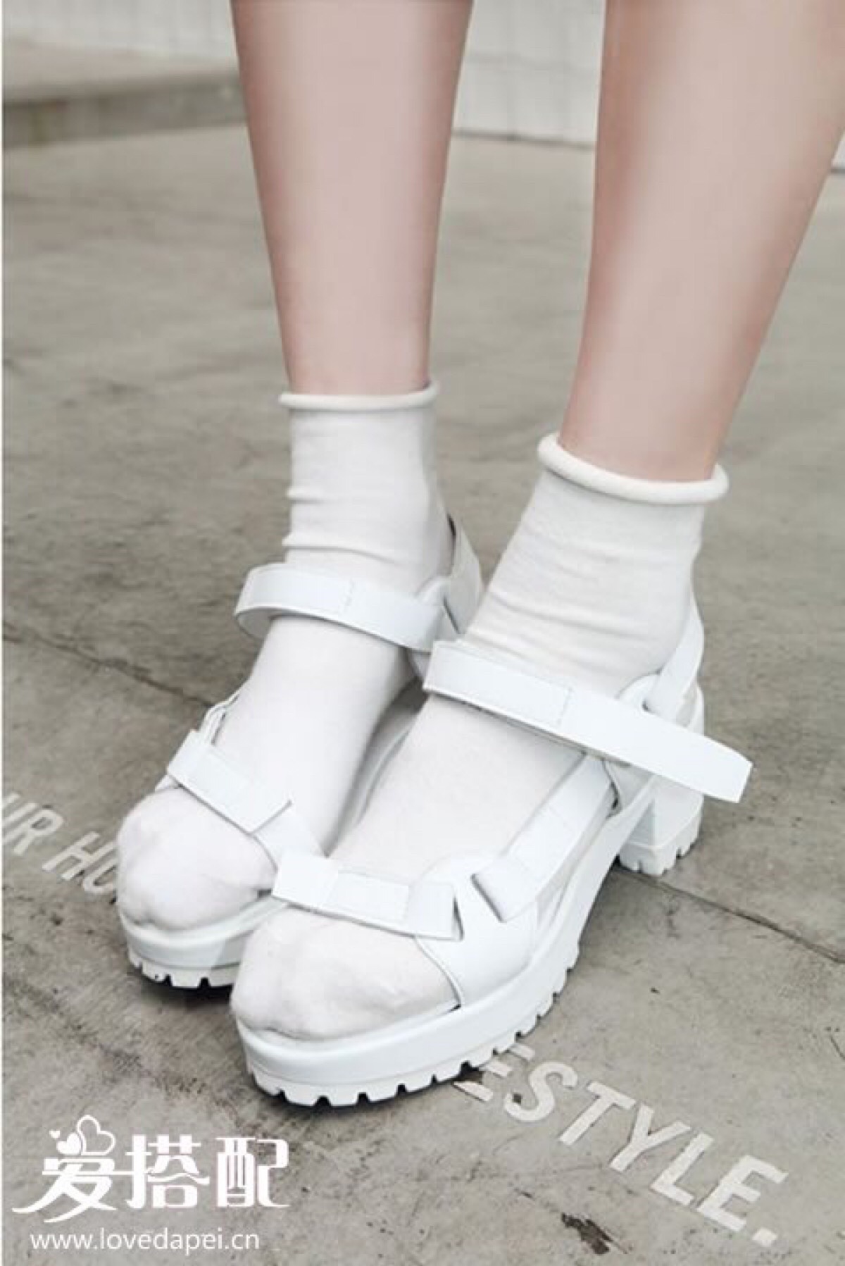 白色的袜子和鞋子同色搭配,如果你喜欢色彩的话,也可以试试其他的颜色