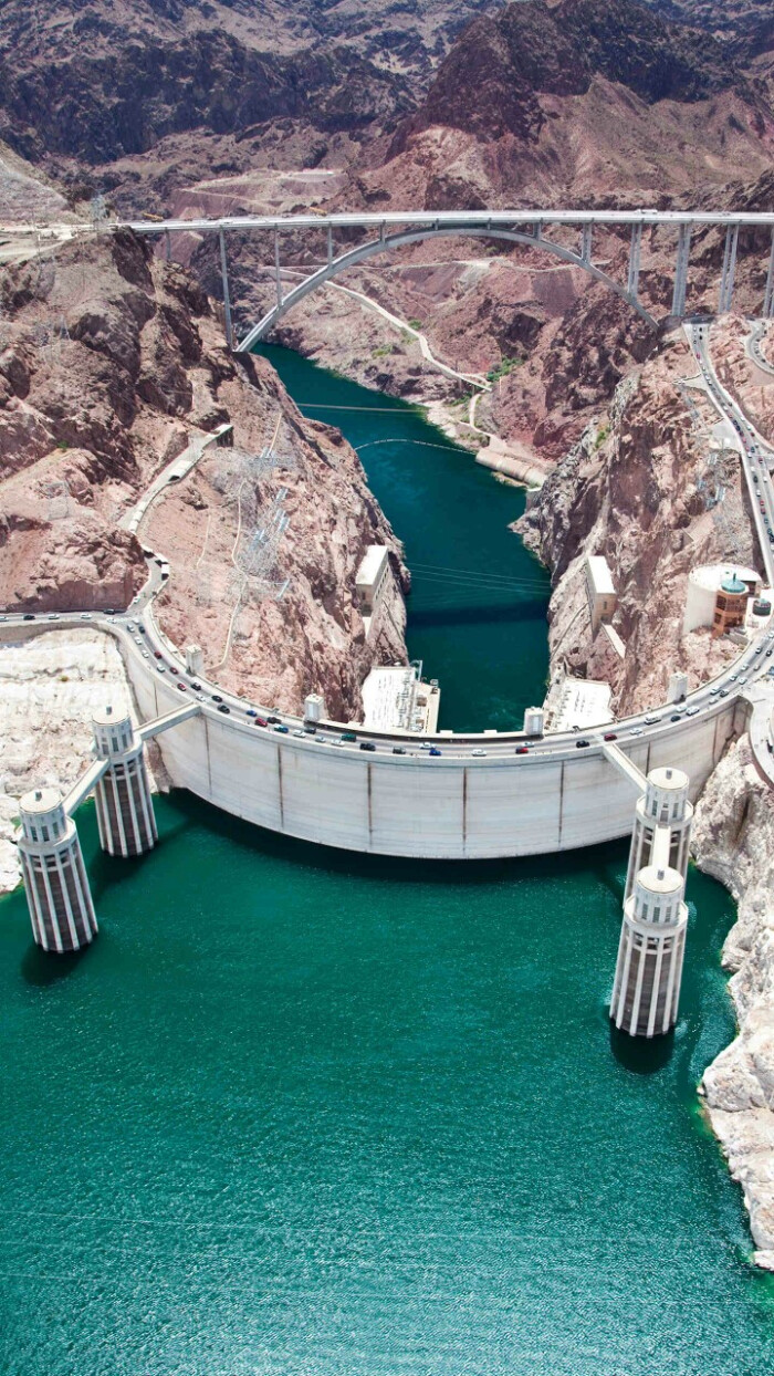 胡佛水坝,建在深窄峡谷内,是世界上著名的水利工程,也被称为沙漠之钻