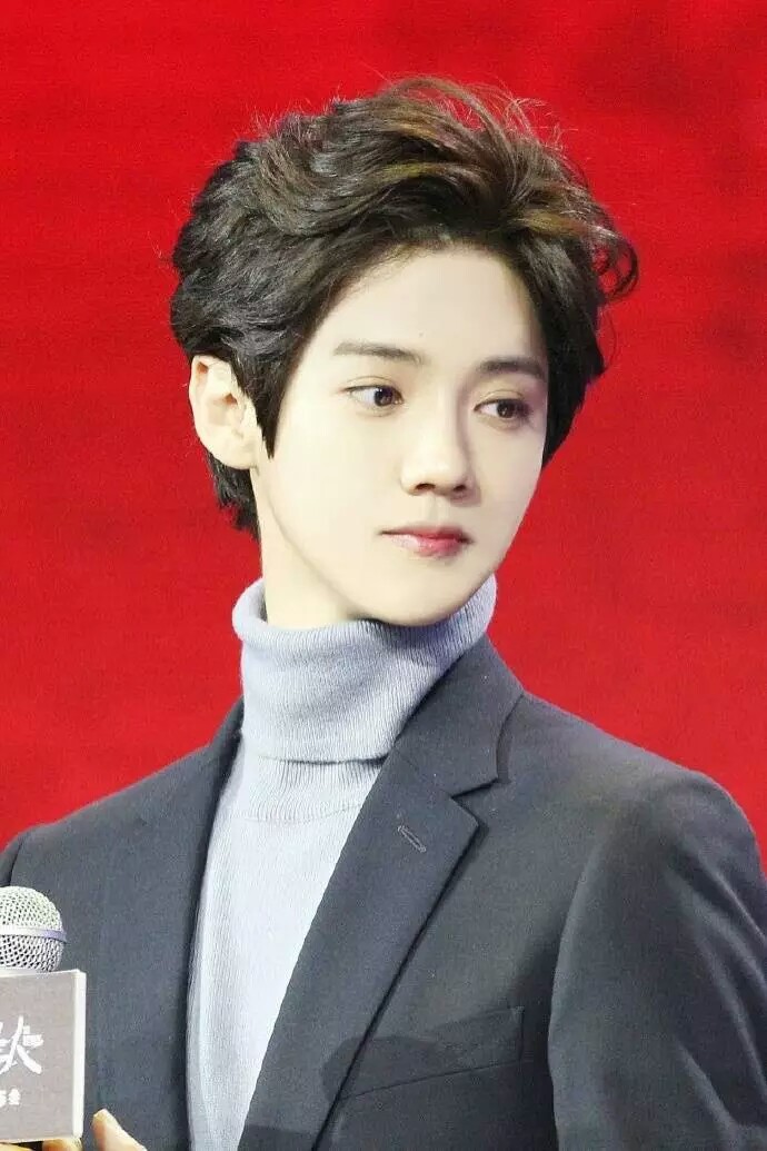 鹿晗 皮囊精致虽少年气 明眸泰然已男人香-堆糖