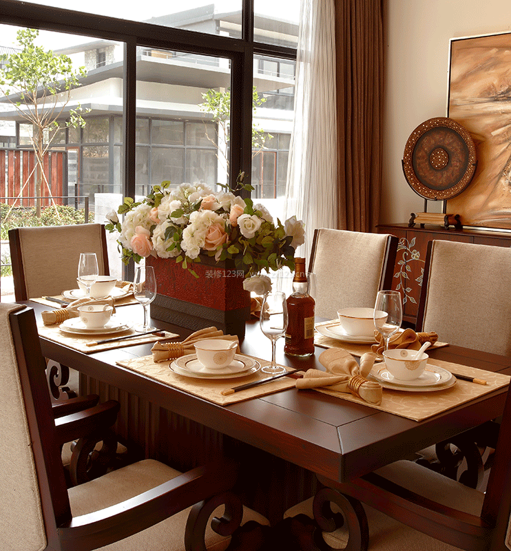 东南亚风格家庭餐桌摆放装修效果图