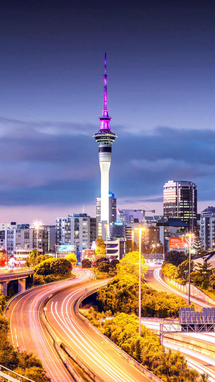 奥克兰是新西兰最大的城市,每当夜幕降临的时候,城市中心的天空塔更加