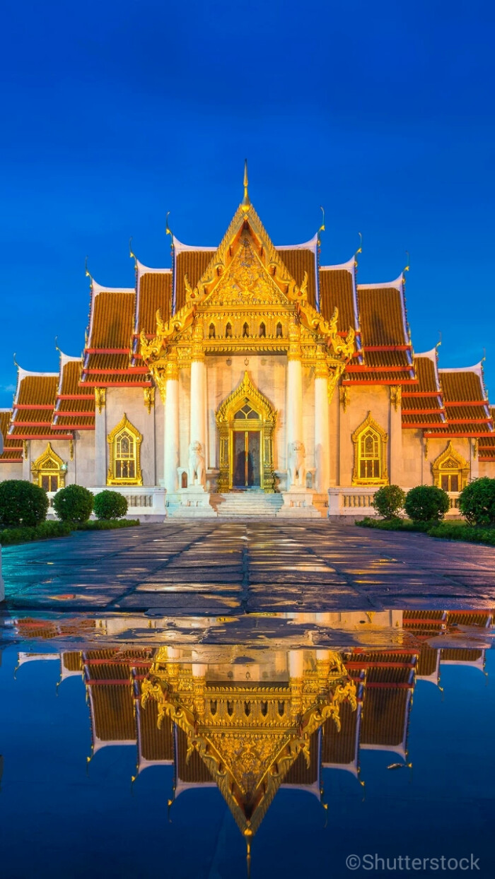 建成,气派豪华,美丽光洁,是泰国佛寺建筑中最富西方色彩风格的寺庙