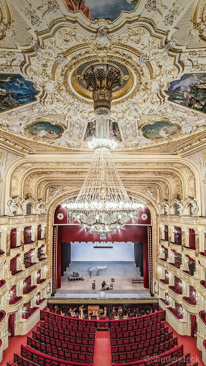 巴黎大剧院其结构复杂的豪华前厅比观众席大数倍,舞台的主台宽39米,深