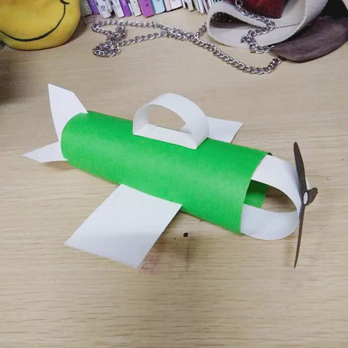幼儿园手工 纸筒 飞机