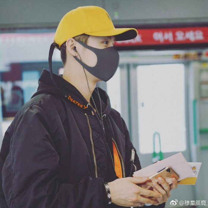 鹿晗.喜欢黄帽子