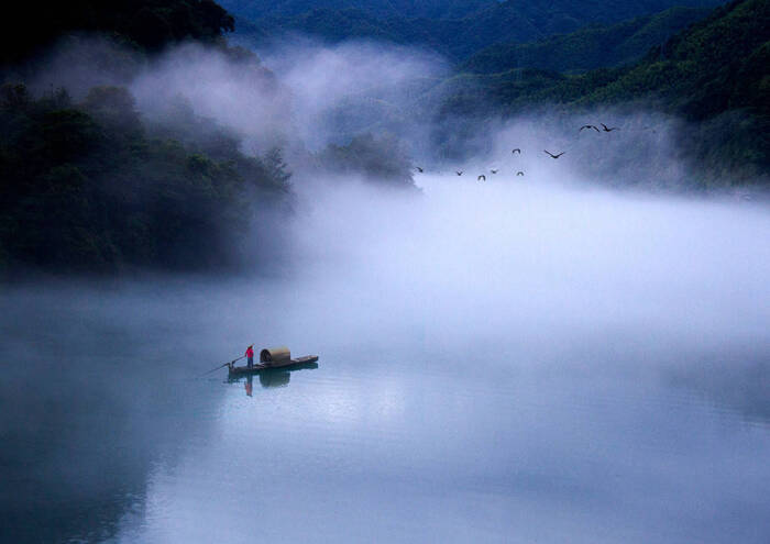 泛舟湖上